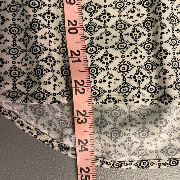 Loft Outlet in good condition flutter sleeve, ruffled next top. Size Medium - Picture 11 of 13